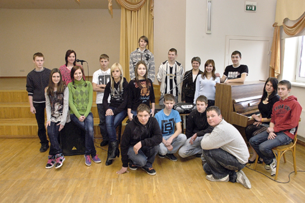 Codes pamatskolas 9. klasē mācās: Ivo Aigars, Justs Baltmanis, Sintija Čuprinska, Raitis Čuprinskis, Artis Daukša, Ritvars Dziļums, Zanda Fišere, Elīna Holodņaka, Eva Junda, Arturs Meldris, Sintija Roze, Santa Sanita Semaka, Andis Sidorovs, Lauris Šteinbergs, Rūdolfs Vaļevičs, Kristīne Vītola, Rihards Žukovskis. Klases audzinātāja Antra Gedroviča. 