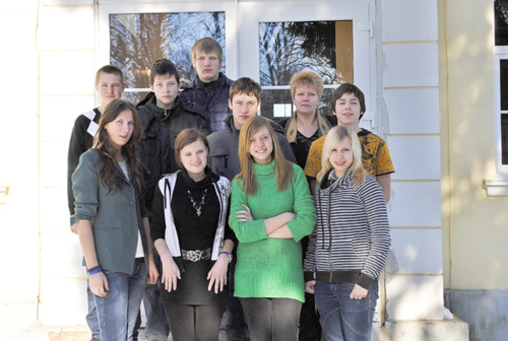 Vecumnieku novada Stelpes pamatskolas 9. klasē mācās: Santa Balode, Karīna Buiko, Ilze Grabovska, Sintija Kalniņa, Sendijs Lindbergs, Jānis Manušs, Madars Manušs, Sanda Pole, Leo Remezs, Nauris Rotbergs, Egija Volodka. Audzinātāja Dagmāra Venclova. Fotografēšanās dienā skolā nebija Karīnas Buiko un Sandas Poles.
Autors: Ivars Bogdanovs