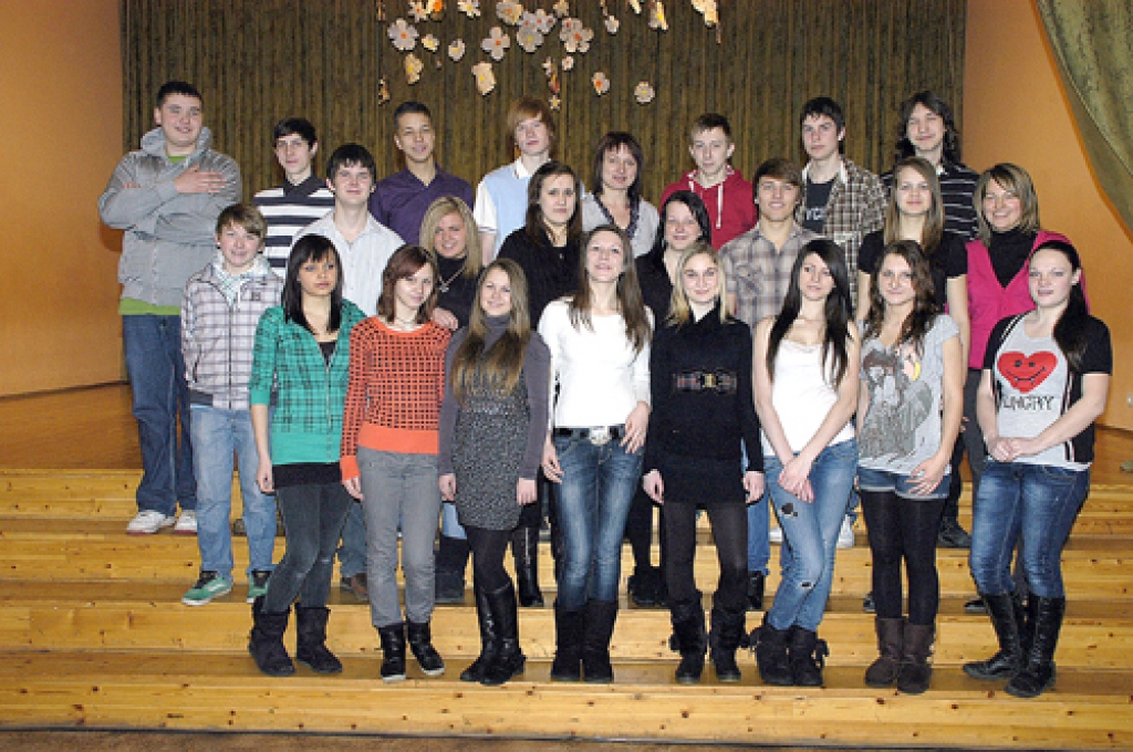 Iecavas vidusskolas 9.a klasē mācās: Linards Andrekus, Santa Arsjonova, Irma Bosko, Eduards Cers, Daniels Cjaputa, Sigita Grīnberga, Rihards Gruziņš, Anita Gulbe, Evita Ignatjeva, Maija Krastiņa, Kristāna Kreiere, Francis Lisovskis, Kristīne Lukaševa, Ritvars Māsāns, Marta Ņikiforova, Santa Pluta, Kristaps Rudzītis, Emīls Sietiņš, Kristīne Stepanova, Raimonds Šebins, Reinis Škapars, Rūdolfs Tonigs, Evelīna Traumane, Arta Vītoliņa, Evija Zade, Reinis Zariņš. Audzinātāja Vita Lauciņa-Veinere. Fotografēšanās brīdī klāt nebija: Linarda Andrekus, Reiņa Škapara, Anitas Gulbes.
Autors: Ivars Bogdanovs