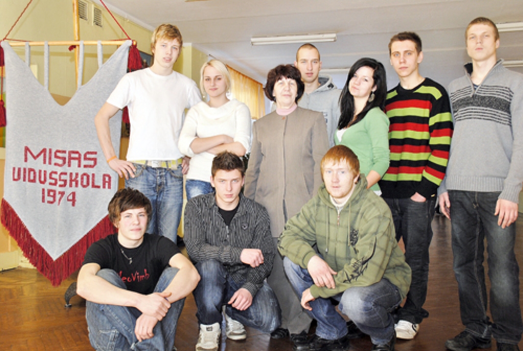 Misas vidusskolas 12. klasē mācās: Artūrs Auziņš, Raitis Dumbraitis, Anda Kukute, Kristiāns Kuļikovskis, Renārs Lauciņš, Renāta Novicka, Nauris Praškeļēvičs, Andra Stankeviča, Maira Teilane, Edgars Teilans, Valdis Vaisjuns, Didzis Zemlinskis, Roberts Zīverts. Audzinātāja Zenta Gasjūne. Fotografēšanās dienā skolā nebija Raita Dumbraiša, Andas Kukutes, Mairas Teilanes un Edgara Teilana.
Autors: Ivars Bogdanovs