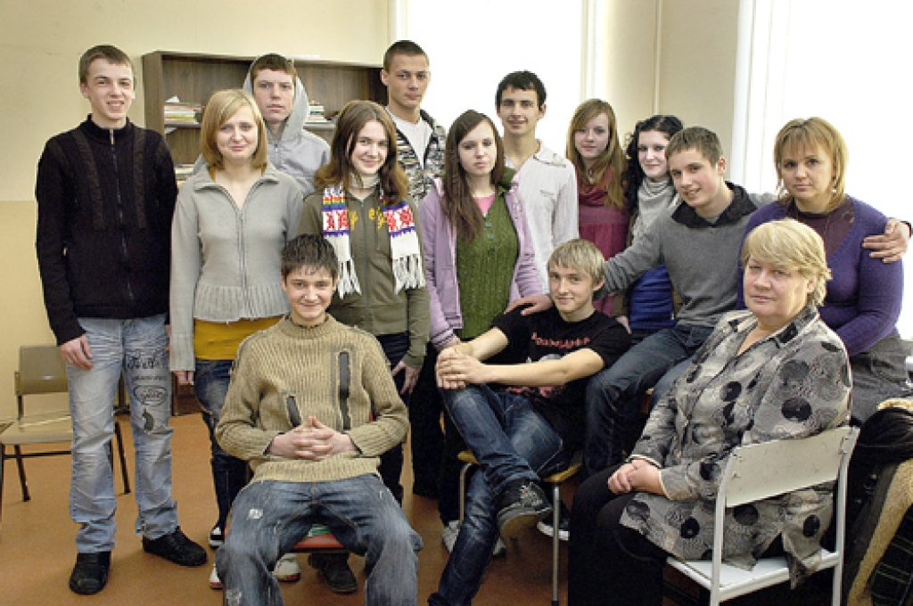 Iecavas internātpamatskolas 9. klasē mācās: Silvestrs Beikmanis, Kaspars Dumpis, Renārs Fridbergs-Fridenbergs, Inta Janševica, Antis Kalniņš, Inese Ķempausa, Diāna Kratinska, Artūrs Krutakovs, Sintija Ļemešenoka, Vitālijs Rjabcevs, Ilze Ulbika, Sindija Veršinska, Gatis Zariņš. Klases audzinātājas – direktores vietniece mācību darbā, informātikas skolotāja Inga Čipena un matemātikas skolotāja Valija Dubrovska.
Autors: Ivars Bogdanovs