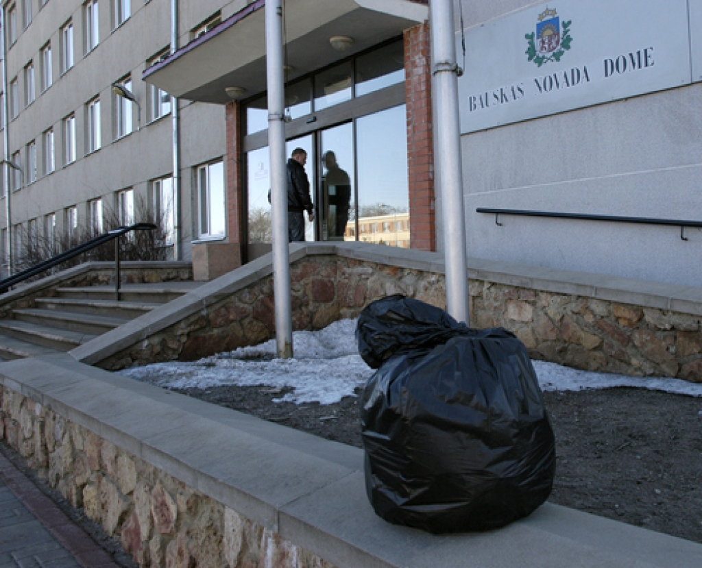 Kāds Bauskas uzņēmējs uz novada domi 29. martā atnesa savdabīgu dāvanu – melnā plastmasas maisā ievietotu beigtu jenotu. 
Autors: Ivars Bogdanovs