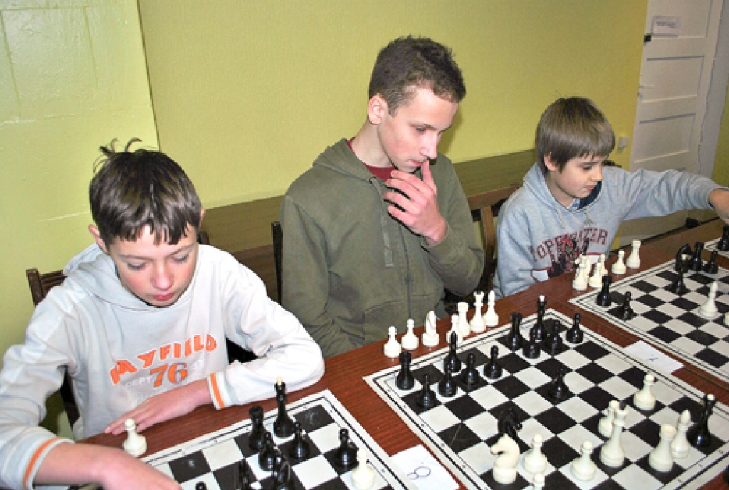 Toms Jaunzemis (vidū) ir arī labs šahists.
Autors: Uldis Varnevičs