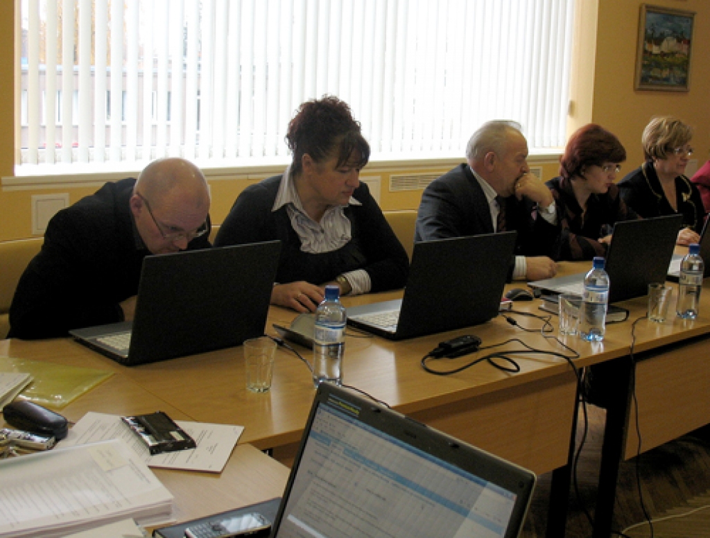 Deputāti komiteju sēdēs martā budžetu skatīja četras dienas.
Autors: no «Bauskas Dzīves» arhīva.