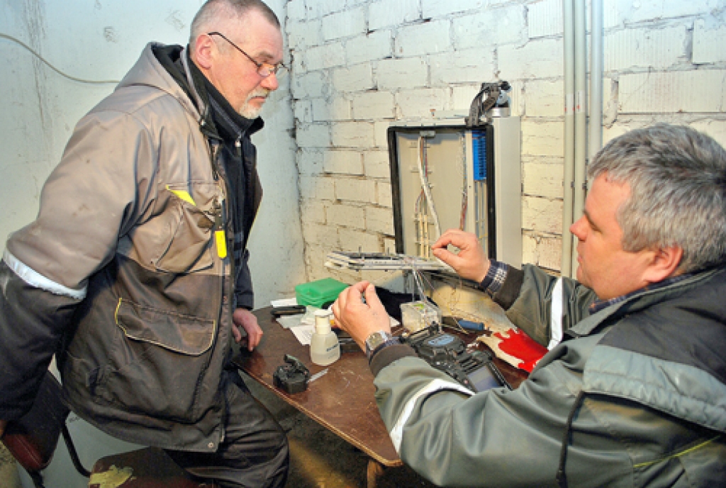 Ivars Augšpols (no labās), SIA «Citrus Solution» meistars, demonstrē sametināto optisko vadu. Viņam darbā palīdz Valdis Gorņiks. 
Autors: Uldis Varnevičs