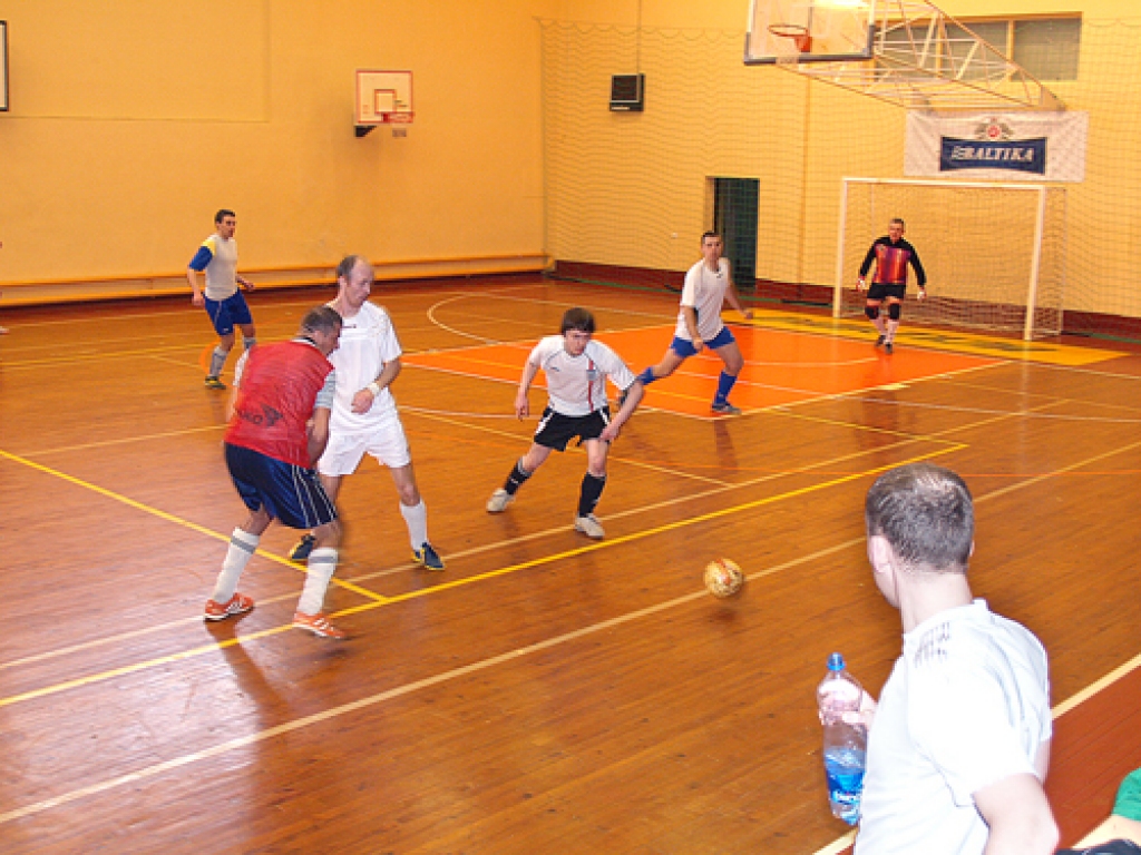 Par bumbu cīnās «Old Boys» (baltos formstērpos) un «Red United» futbolisti.
Autors: Jānis Klimovičs 