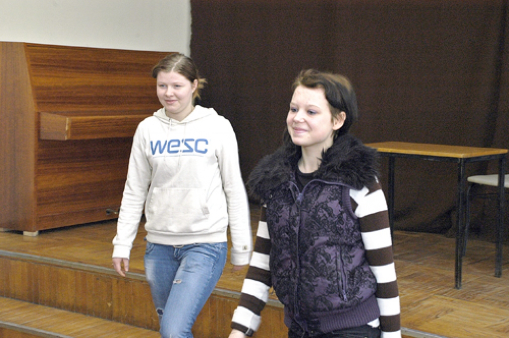 Mežotnes internātvidusskolas teātra pulciņa dalībnieces Laila Čekstere un Ņina Borisēviča.
Autors: no «Bauskas Dzīves» arhīva.