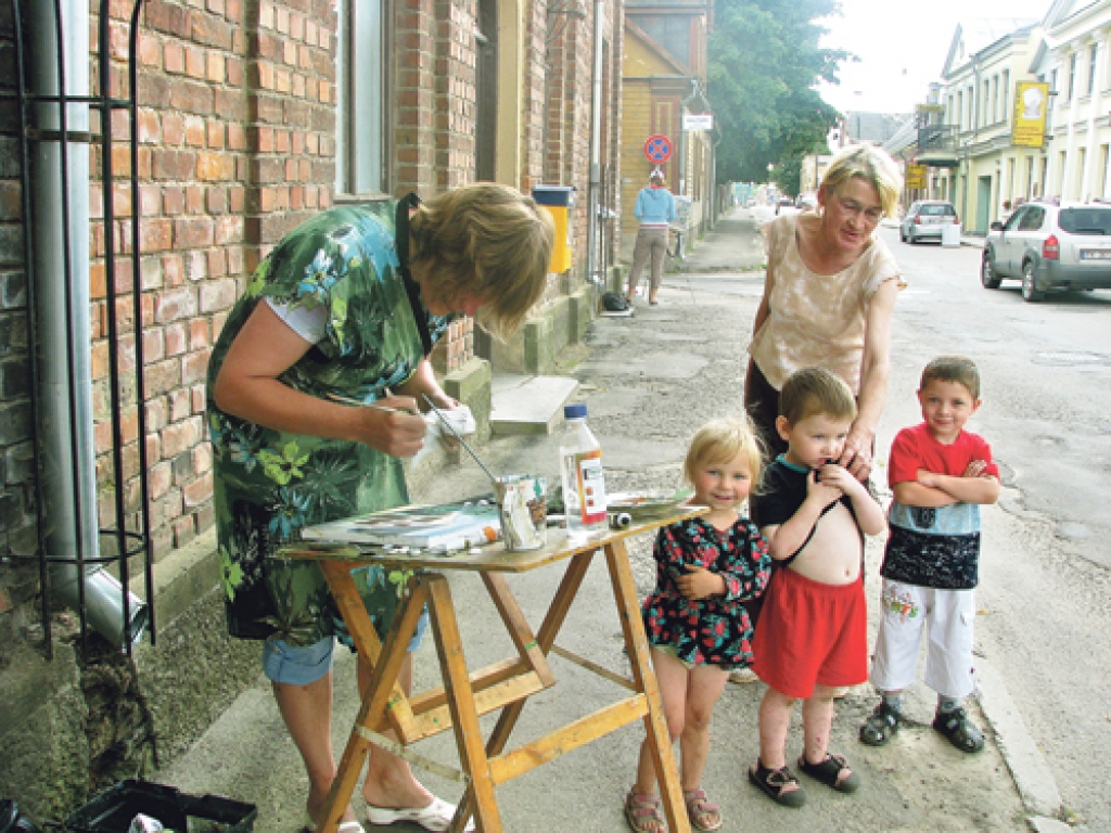 Bauskas atpazīstamību Latvijā un Eiropā veicina arī mākslas plenērs «Bauskas vasara», kam Hipotēku banka jau otro gadu sniedz atbalstu.
Autors: no «Bauskas Dzīves» arhīva