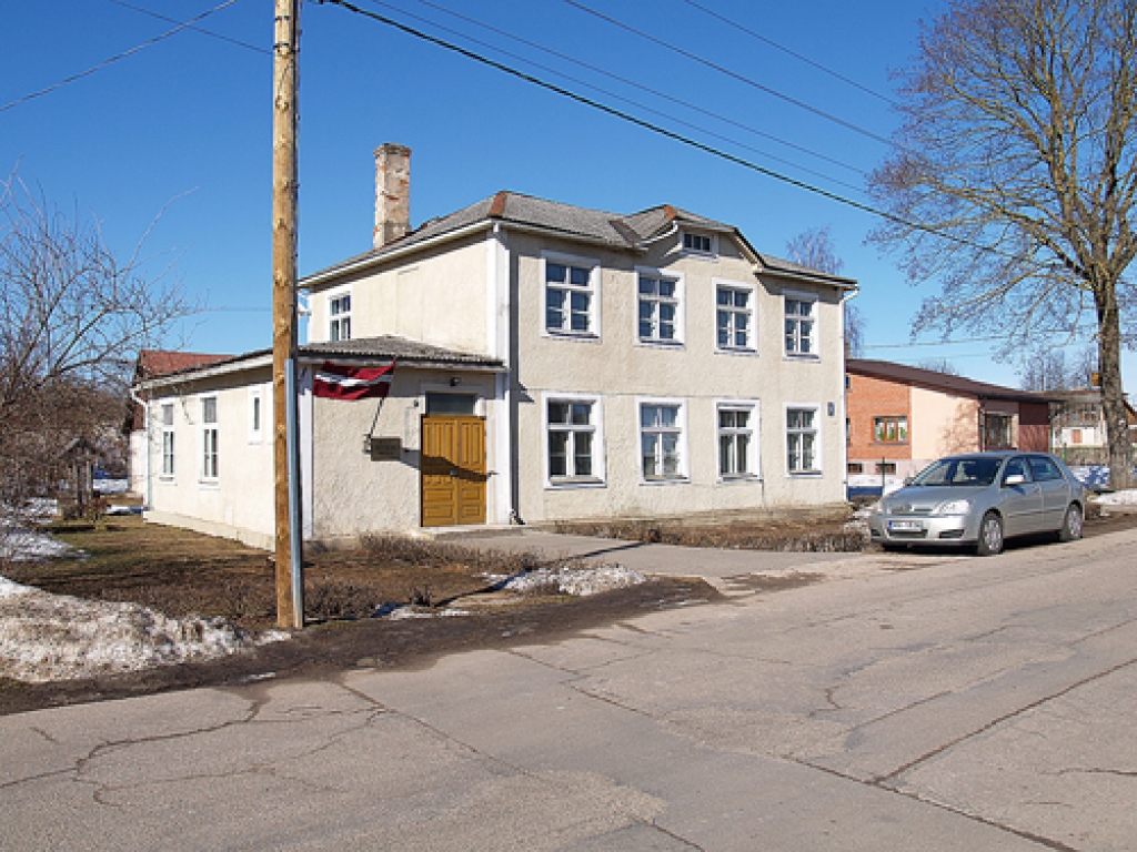 Labiekārtošanas projekts mūzikas skolas priekšā paredz ierīkot segumu, lai mazinātu mitrā laikā ēkā ienesto ielas netīrumu daudzumu, kā arī jaunus, piemērotus apstādījumus.
Autors: Antra Ērgle