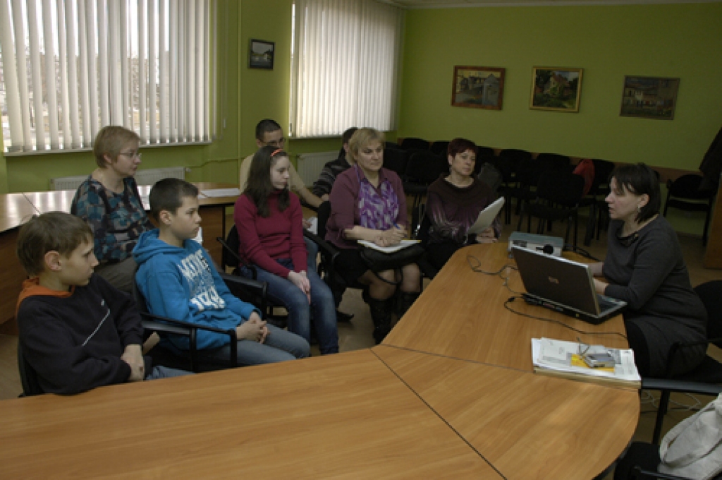 SIA «L.U. Consulting» valdes locekle Loreta Urtāne iepazīstina semināra dalībniekus Bauskā ar vides monitoringa projektu.
Autors: Ivars Bogdanovs