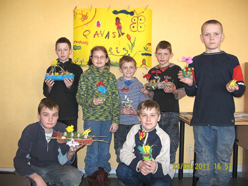 Bērsteles bibliotēkas jaunākie lasītāji savus darbiņus saudzīgi nesa uz mājām.
Autors: I. Mihailova