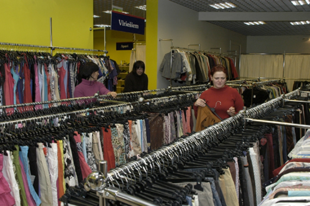 Rit pēdējie iekārtošanās darbi, lai piektdienas, 25. marta, rītā veikals «R. D. A.» sagaidītu pirmos pircējus. 
Autors: Ivars Bogdanovs