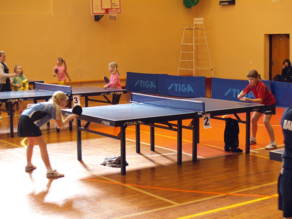 Iecavas jaunā sportiste Beāte Jašuka (sarkanajā krekliņā) ar labu servi pārspēja pretinieci no Igaunijas.
Autors: Antra Ērgle