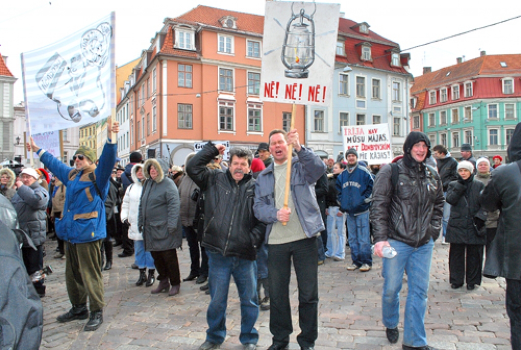 Baušķenieki Jānis Paškonis un Andris Cepure kopā ar pārējiem piketa dalībniekiem aicina valsts prezidentu Valdi Zatleru uz sarunu.
Autors: Uldis Varnevičs