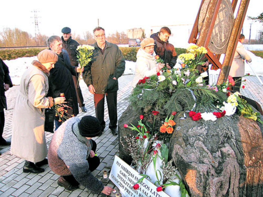 Komunistiskā genocīda upuru piemiņas brīdis Iecavā pie dzelzceļa stacijas ir laba tradīcija daudzus gadus. Attēlā - piemiņas vietā pagājušā gada 25. martā.
Autors: no «Bauskas Dzīves» arhīva