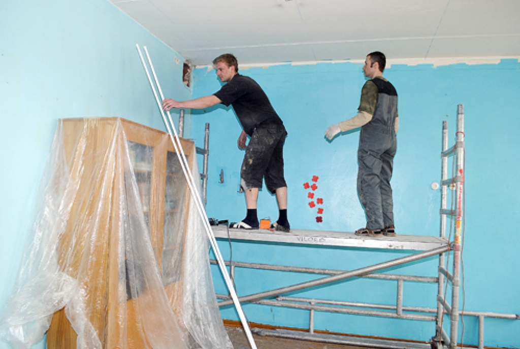 Pilsrundāles vidusskolas Mūzikas kabineta griestiem jauno segumu pielāgo SIA «AMOS.LV» meistari Uģis Ziemāns (no kreisās) un Modris Tubelis.
Autors: Juris Iļņickis
