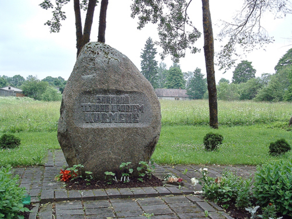 Piemiņas akmens Kurmenē.
Autors: no «Bauskas Dzīves» arhīva.