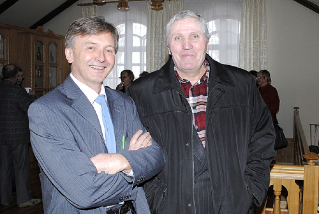 Mūspuses sēklu audzētāji «Uzvara-Lauks» agronoms Sergejs Kataņenko (no kreisās) un Rundāles novada saimniecības «Akmentiņi» īpašnieks Jānis Kirkils par produkcijas pārdošanu šopavasar nesūdzas, taču bažījas par slikti pārziemojušajiem sējumiem.
Autors: Juris Iļņickis