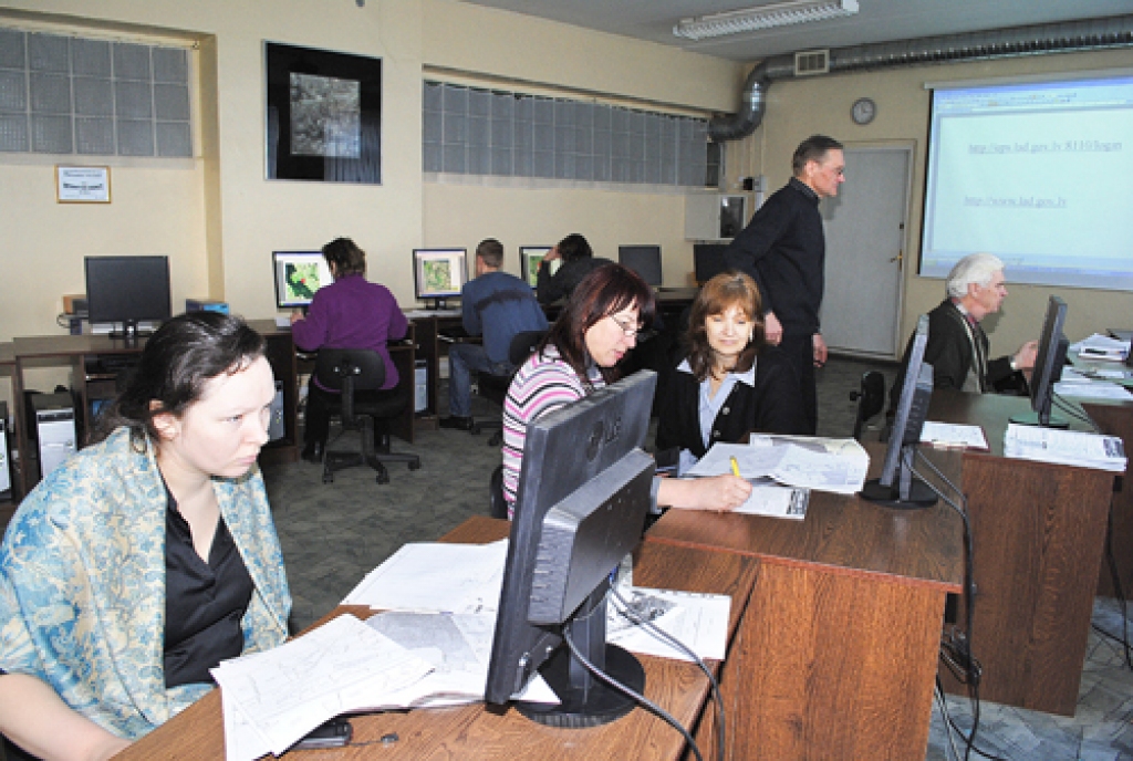 Rundāles novada zemniekus 22. martā izglītoja Pilsrundāles vidusskolas informātikas skolotājs Romualds Vasiļevskis.
Autors: Juris Iļņickis