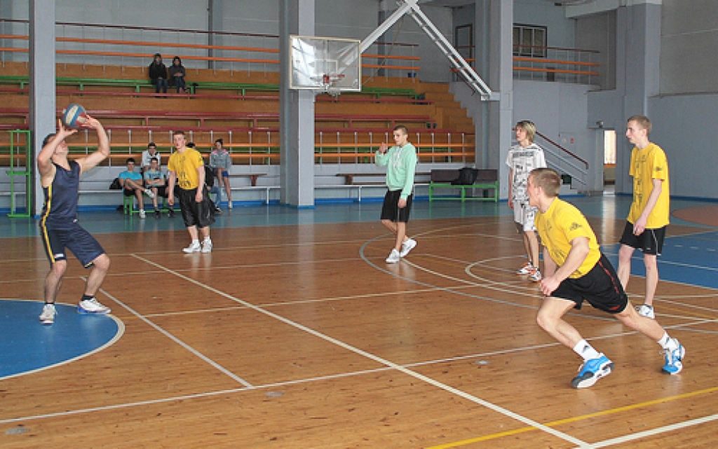 Volejbola laukumā Bauskas 1. vidusskolas 12.c klases puiši. 
Autors: Uldis Varnevičs