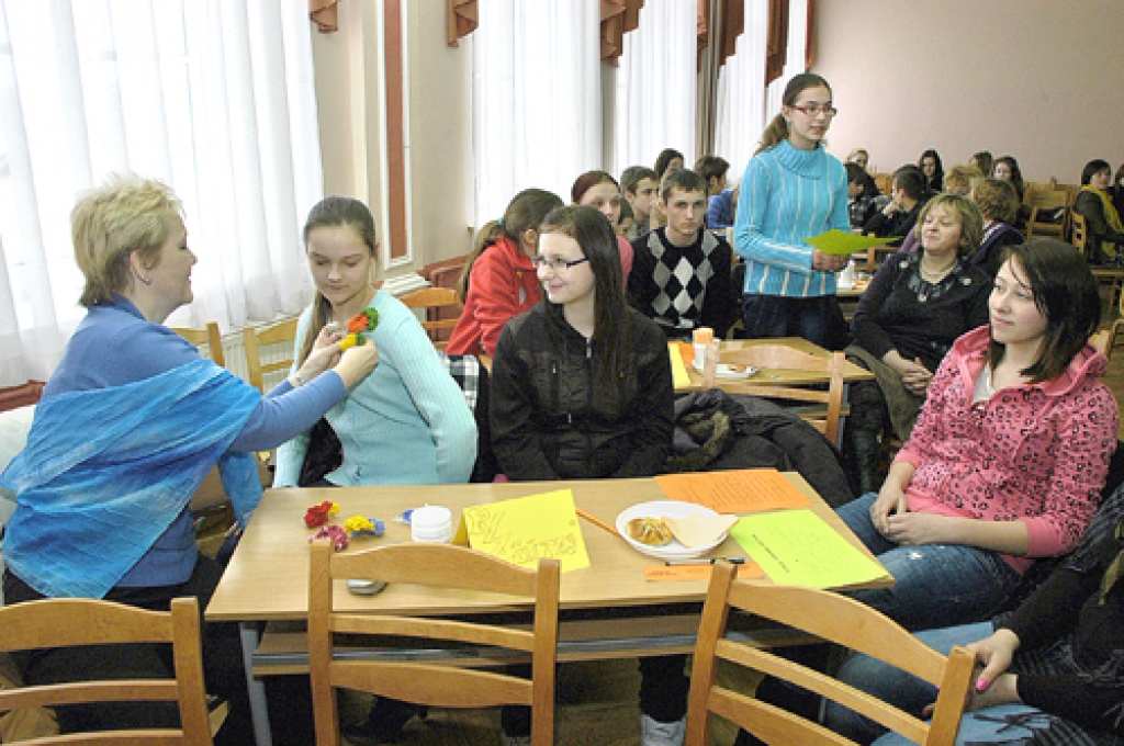 Rokdarbnieces amata iepazīšana saistoša šķitusi Pilsrundāles vidusskolas audzēknēm, arī skolotājai Dainai Bergmanei. 
Autors: Ivars Bogdanovs