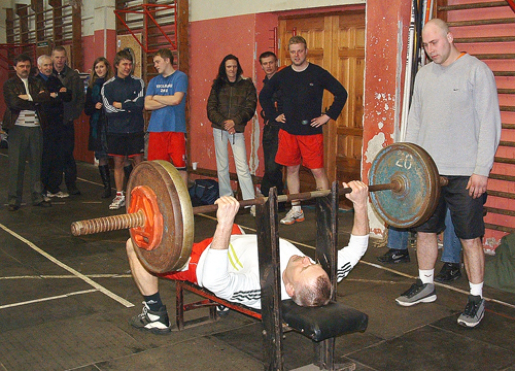 Svaru stieni spiež bijušais Vecumnieku vidusskolas audzēknis, kādreizējais bobslejists Jānis Ķipurs.
Autors: Žanna Zālīte