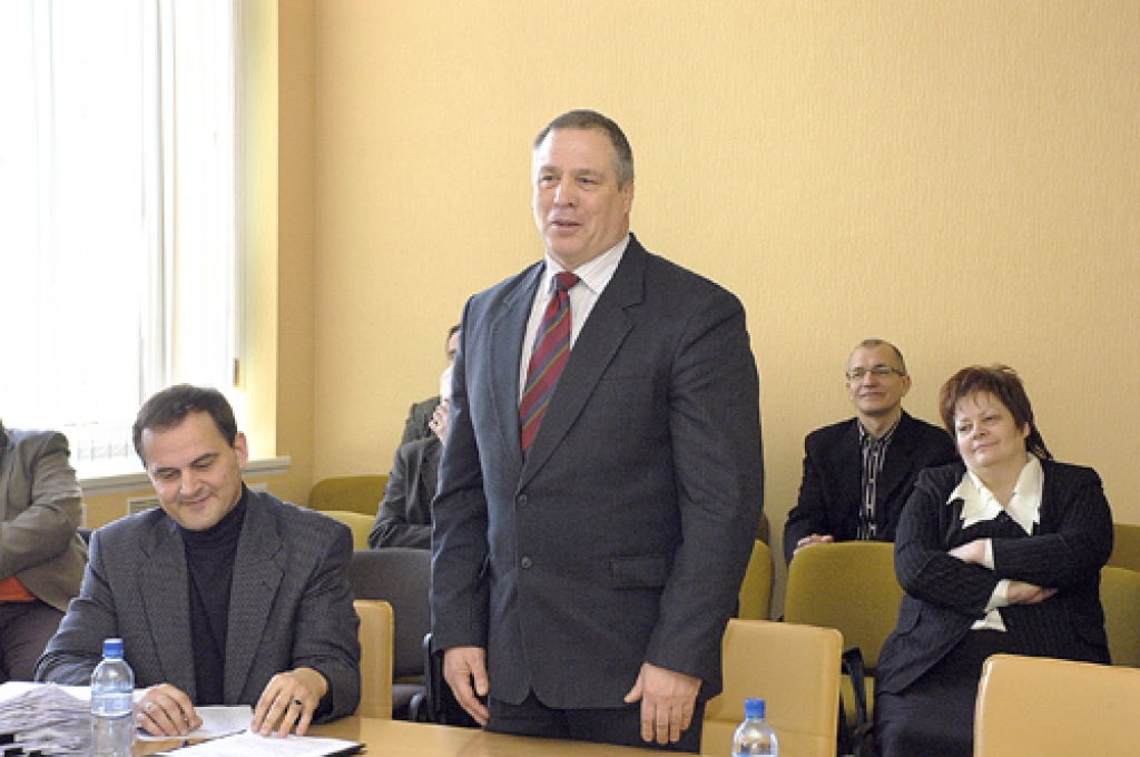 Bauskas novada sabiedriskās kārtības nodaļas reglamenta tapšanā visvairāk darbojies jaunieceltais nodaļas vadītājs Dzintars Lenbergs (centrā).
Autors: no «Bauskas Dzīves» arhīva