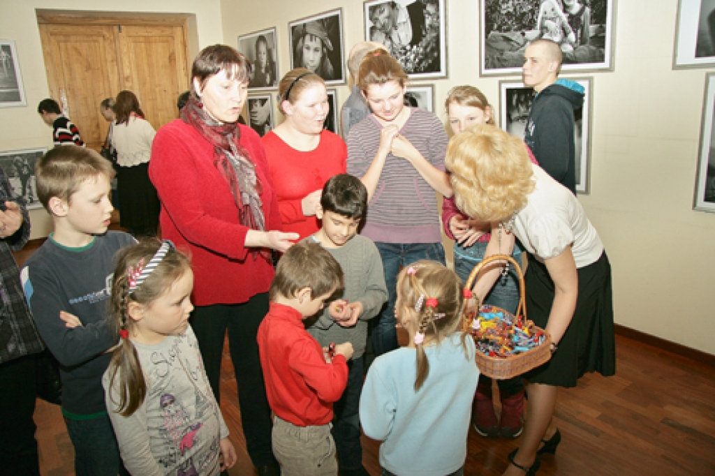 Arī Īslīces SOS ģimenes bija ieradušās uz fotoizstādes «Nosargā sapni» atklāšanu Bauskas tautas namā. 
Autors: Ivars Kalniņš