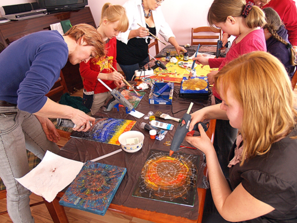 Zorģu darbnīcas dalībnieces sauli darināja daudzveidīgās krāsās, ne tikai ierasti oranži dzeltenajā.
Autors: Antra Ērgle