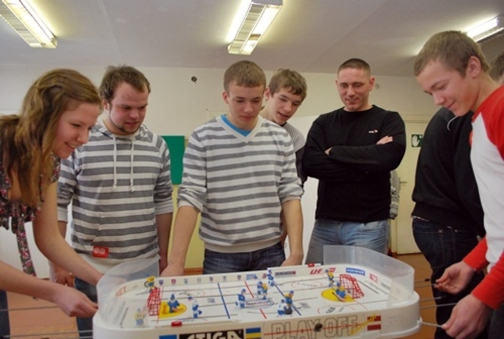 Galda hokeja spēlē tiekas vecsauliete Krista Skrējāne un mežotnieks Vladislavs Kuraševičs. 
Autors: Uldis Varnevičs