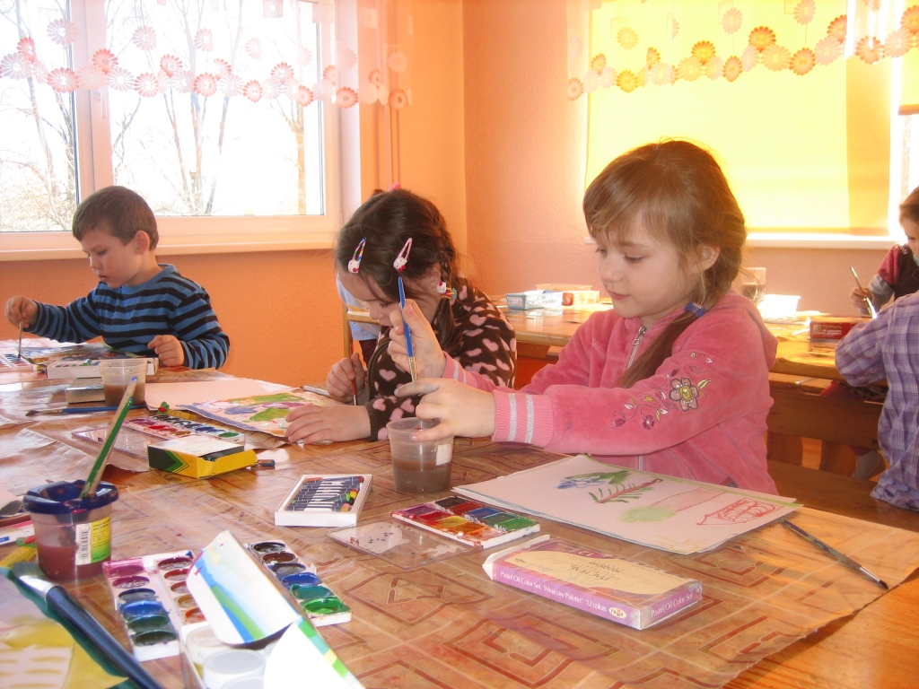 Katrs mazais mākslinieks strādāja ar paša izvēlētiem vizuālās mākslas rīkiem, radot apžilbinoši krāsainu darbu kopainu.
Autors: no bērnudārza «Cālītis» arhīva