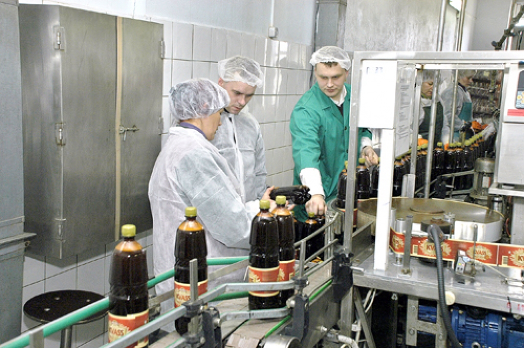 No konveijera ceļu pie pircējiem «Bauskas kvass». To uzrauga strādniece Silvija Irbe, atslēdznieks Jānis Jurčs un «Bauskas alus» ražošanas direktors Mārtiņš Zirnis.
Autors: Ivars Bogdanovs