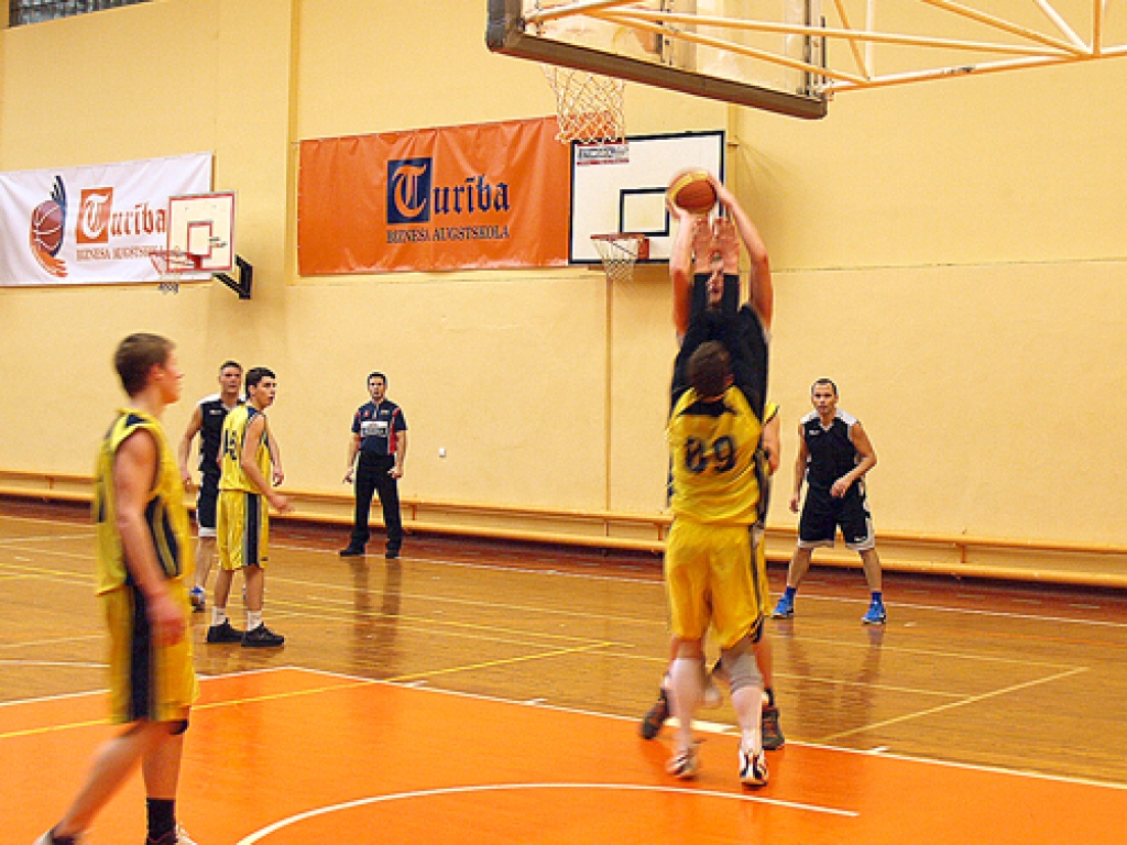 Aizsardzībā pretinieku cenšas apturēt komandas Grīnvalde spēlētājs Dāvis Kravals
Autors: Jānis Klimovičs