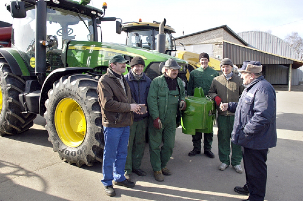 VTUA Bauskas rajona nodaļas vecākais inspektors Gunārs Gailis pārbauda SIA «Uzvara-Lauks» darbinieku un tehnikas gatavību jaunajai darba sezonai. 
Autors: Ivars Bogdanovs