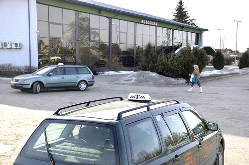 Ja Saeimā pirmajā lasījumā apstiprinātie labojumi Autopārvadājumu likumā netiks mainīti, tad Rundāles, Saulaines vai Misas iedzīvotāji taksometru izsaukt sev nevarēs.
Autors: Ivars Bogdanovs