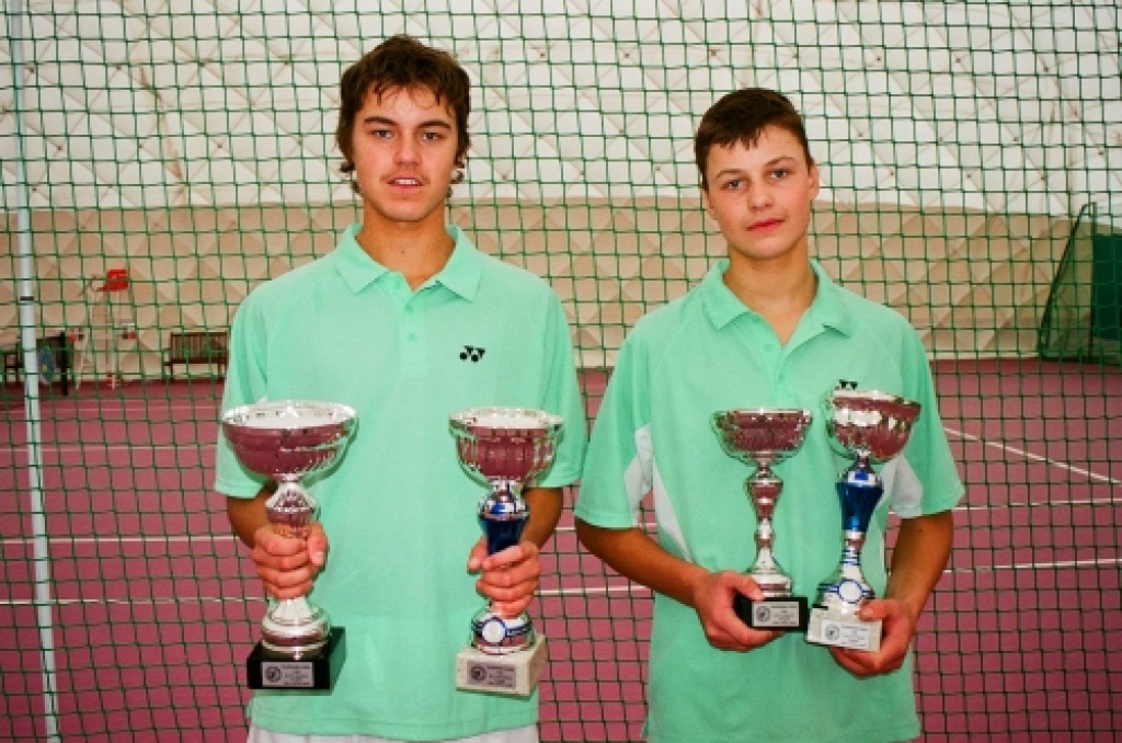 Brāļi Mārtiņš un Jānis Podži šonedēļ piedalās Latvijas ziemas tenisa čempionātā. 
Autors: No laikraksta «Bauskas Dzīve» arhīva.