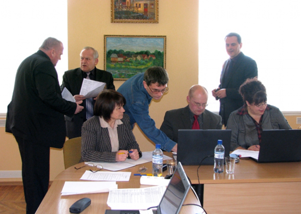 Pirms Bauskas novada domes apvienotās vides un attīstības komitejas sēdes 17. martā deputāti un administrācijas darbinieki noskaņojas ilgam un smagam darbam – budžetu pirmajā lasījumā vētīs divas dienas 
Autors: Vilnis Auzāns