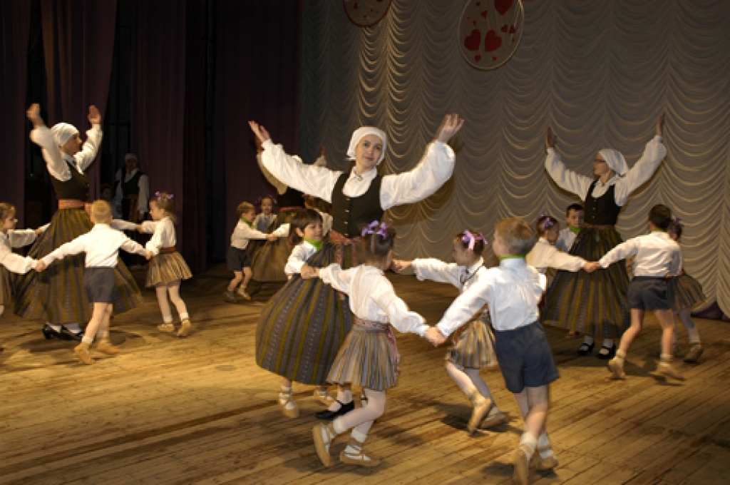 Bauskas un Rundāles novadu izglītības iestāžu tautas deju kolektīvi 17. martā pulcējās uz deju skati Īslīces kultūras namā. 
Autors: Ivars Bogdanovs