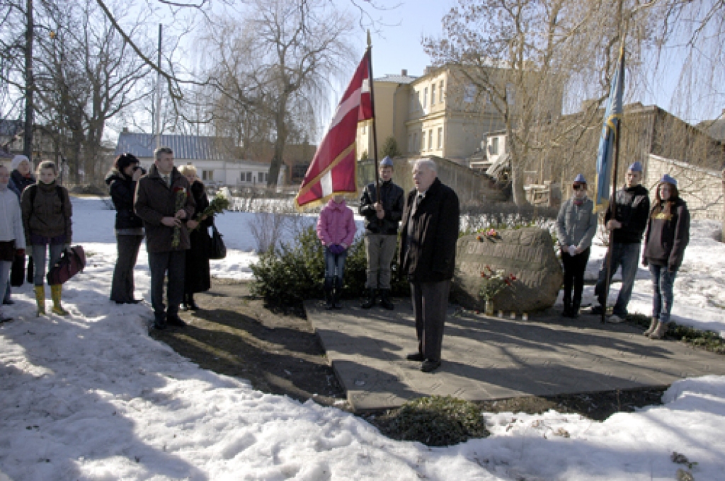 Piemiņas pasākumu 16. martā Bauskā vadīja bijušais leģionārs Imants Zeltiņš, godasardzē pie piemiņas zīmes stāvēja Griķu pamatskolas vanadzēni. 
Autors: Ivars Bogdanovs