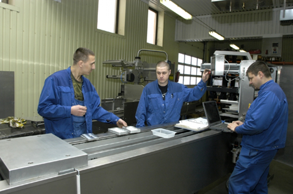 Ar darbu SIA «Uldis Biķernieks» apmierināti speciālisti Mārtiņš Taškāns (no kreisās), Raitis Saulītis un Raivis Saulītis. Uzņēmējs savam kolektīvam vēlētos atrast vēl vismaz piecus augsta līmeņa speciālistus. 
Autors: Ivars Bogdanovs