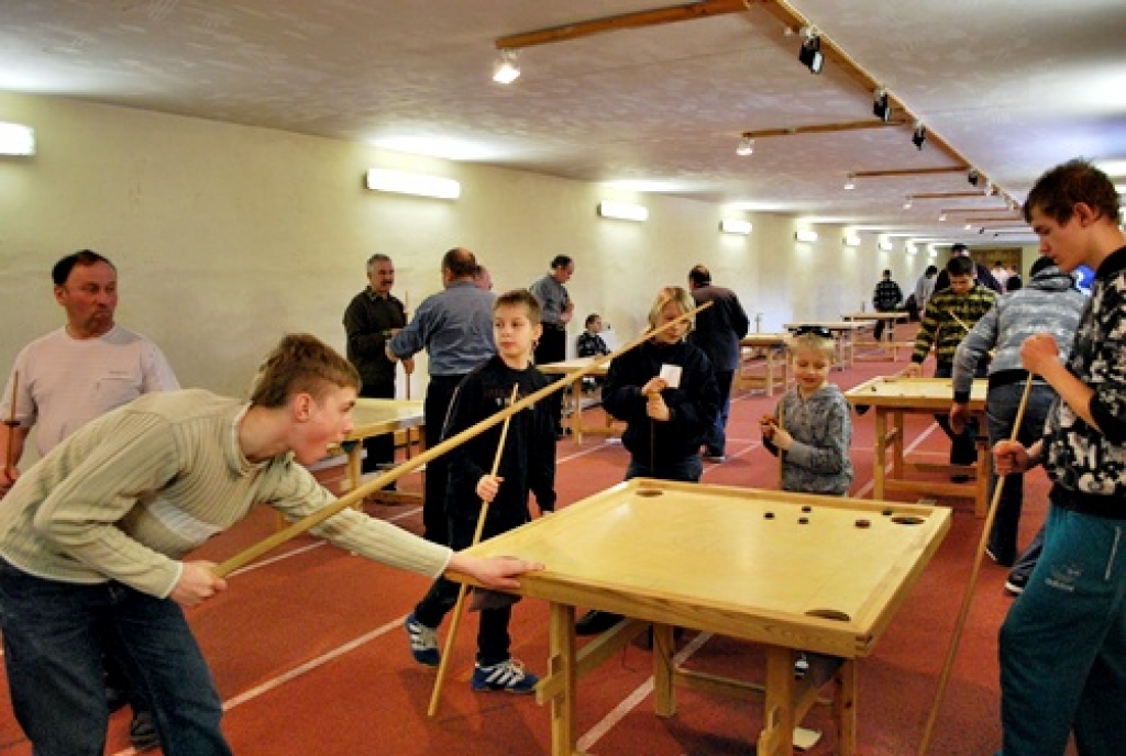 Sit kurmenietis Jānis Zariņš. Viņa pretinieks ir baušķenieks Ralfs Brikmanis.
Autors: Uldis Varnevičs