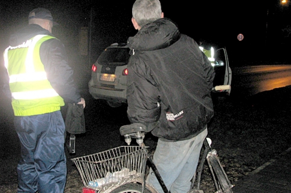 Lai arī sodi par velosipēda vadīšanu alkohola reibumā ir ļoti lieli, policija joprojām aiztur piedzērušos riteņbraucējus.
Autors: No laikraksta «Bauskas Dzīve» arhīva.