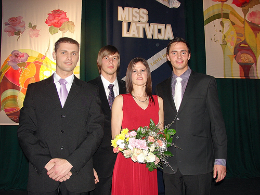 Laura Gaile ar trim simpātiskiem puišiem no žūrijas – Romānu Voitaņecu (no kreisās), Jāni Verneru un Artūru Bernātu.
Autors: No albuma.