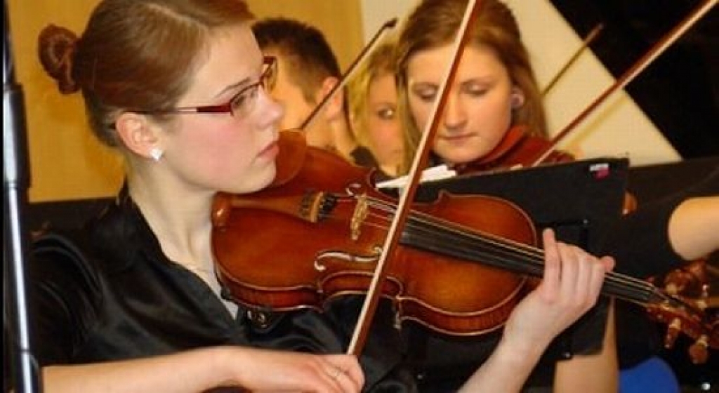 Orķestra «Draugi» pirmā vijole Anete Krastiņa.
Autors: www.dzieduundejo.lv