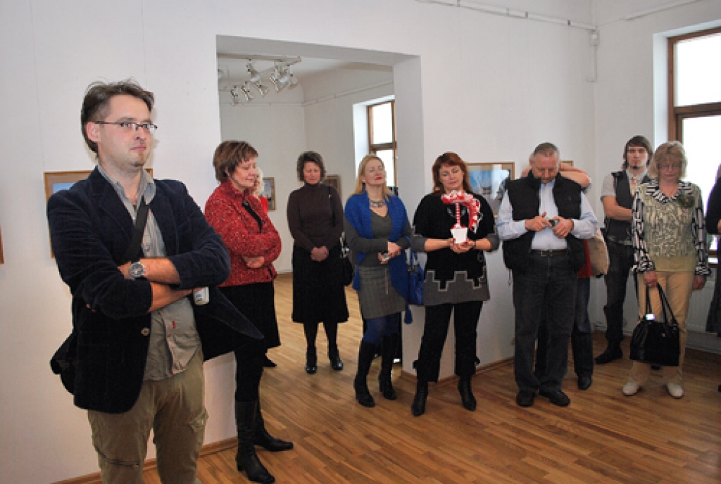 Jānis Jaksts (no kreisās), atklājot izstādi par Ēģipti, lūdza apmeklētājus noklausīties ēģiptiešu rakstnieka grāmatas fragmentu.
Autors: Uldis Varnevičs