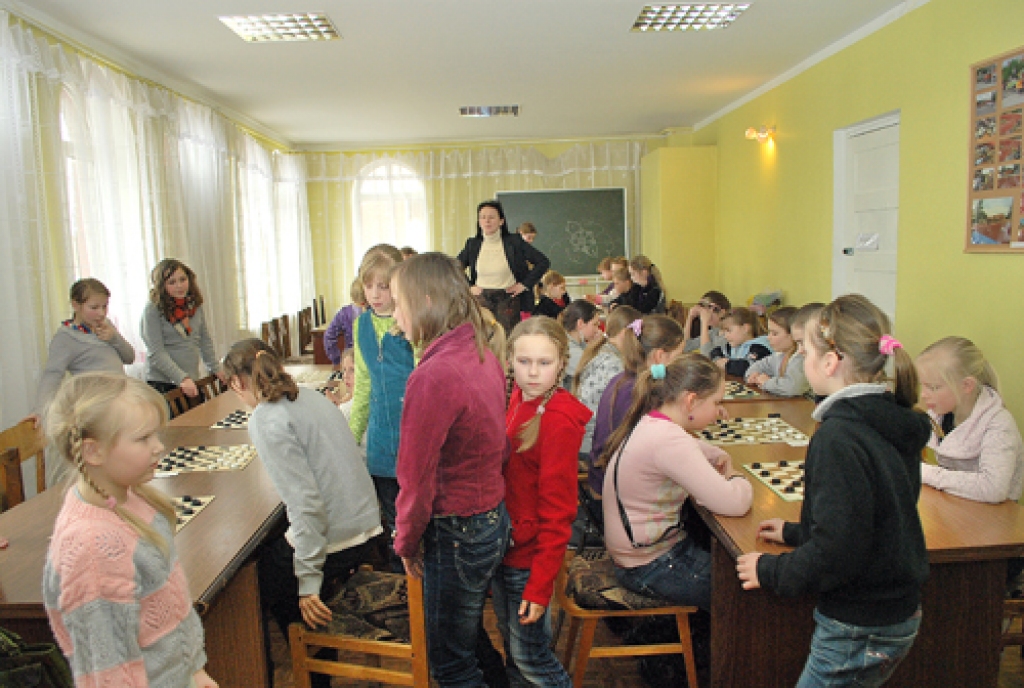 Bauskas novada atklātajā čempionātā dambretē 1. – 5. klašu grupā meitenēm bija 43 dalībnieces.
Autors: Uldis Varnevičs