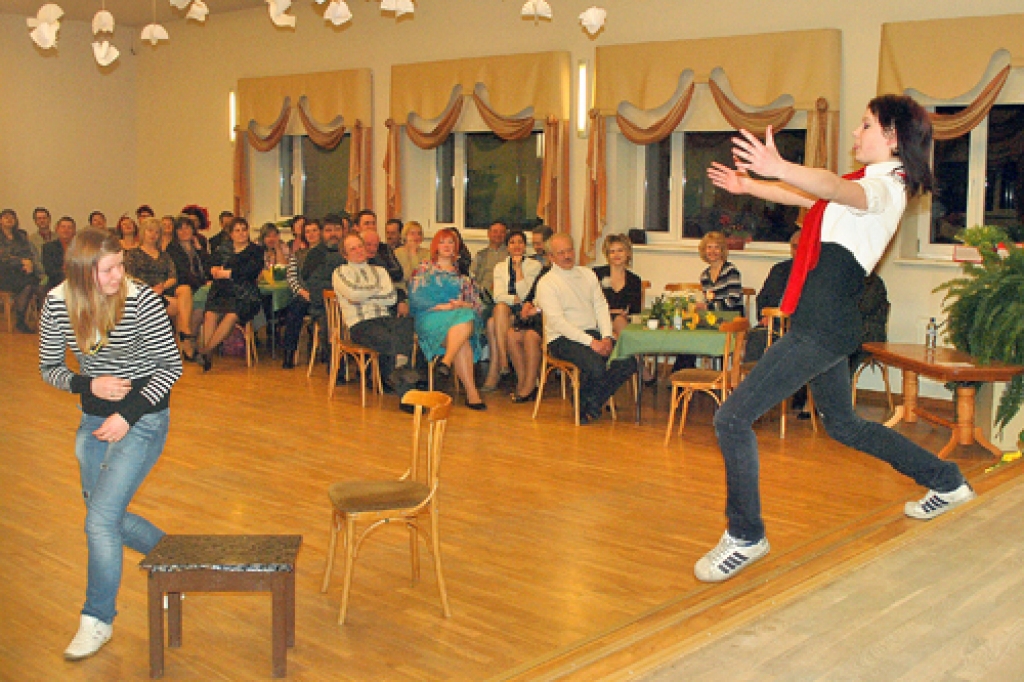 Mežotnes internātvidusskolas amatierteātra meitenes Ņina Boriseviča (no kreisās) un Laila Čekstere spēlēja Hermaņa Paukša «Pavļiku gaidot».
Autors: Uldis Varnevičs