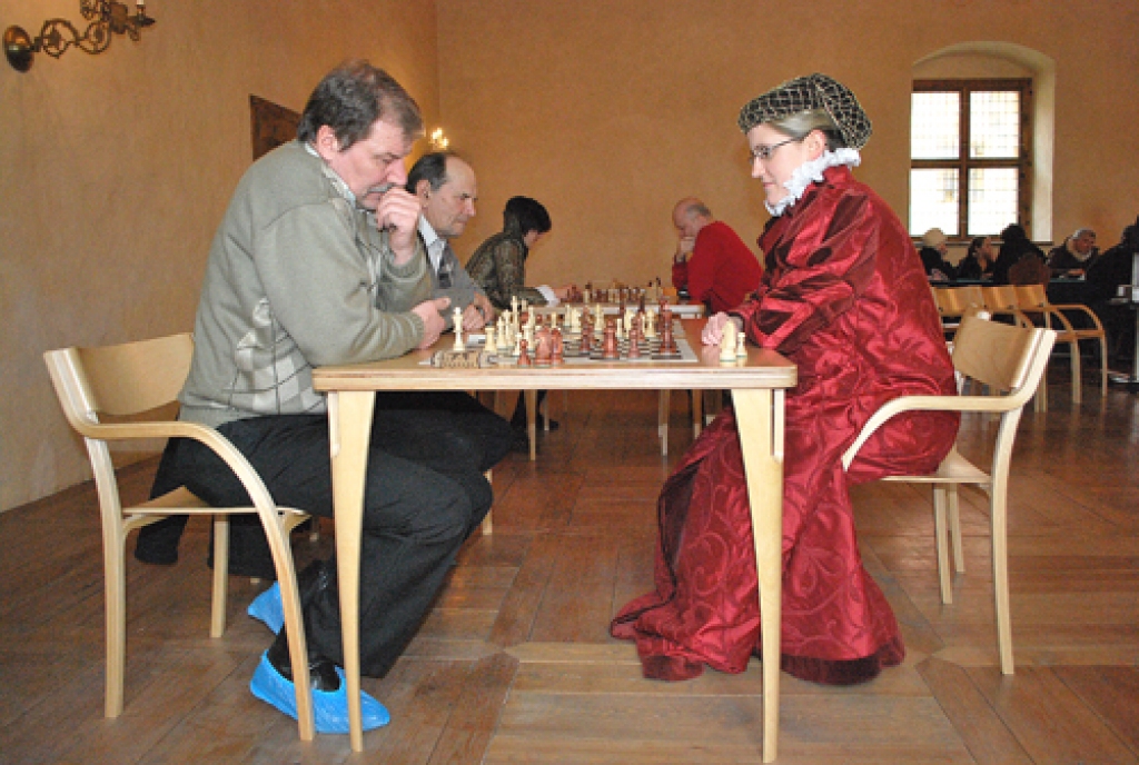 Pie šaha galdiņa ar lielmeistari Ilzi Bērziņu tiekas Māris Zvans (no kreisās) un Uldis Bušs. 
Autors: Uldis Varnevičs