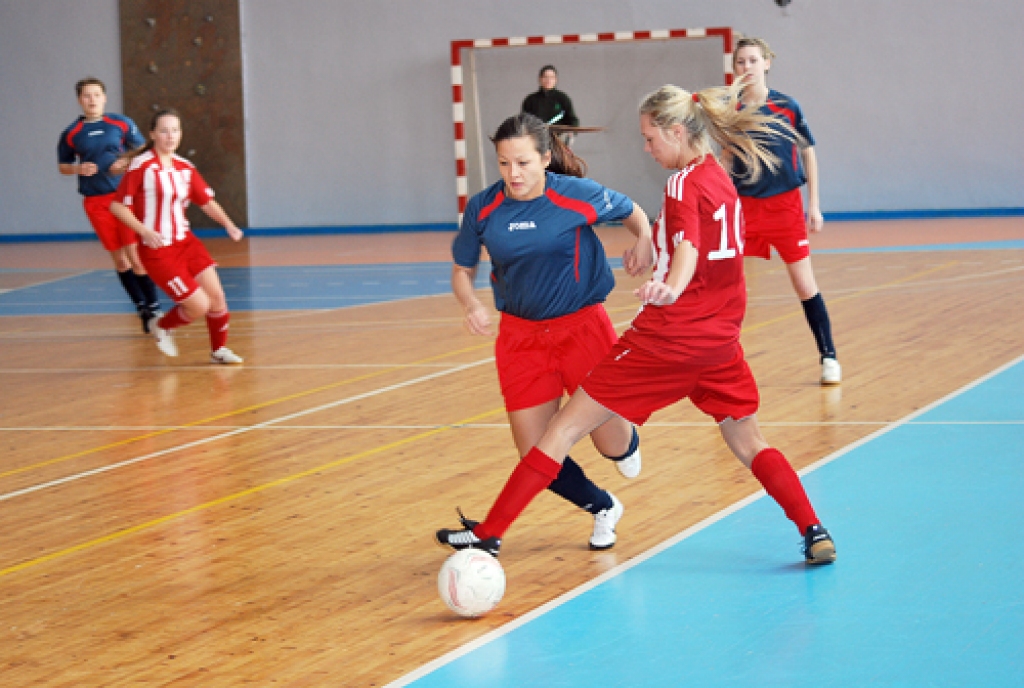 Meiteņu futbols ir agresīvs. «Bauskas BJSS» uzbrucēju Alīnu Ivanovu pretinieku komandas spēlētāja apstādina, pārkāpjot noteikumus. 
Autors: Uldis Varnevičs