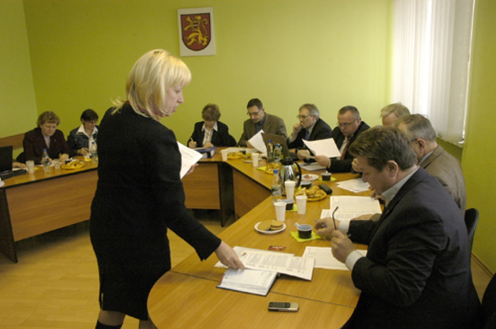 Konkursa «Mēs paši» projektu izskatīšanas pirmā kārta noritēja 10.martā. Attēlā – Anita Šalme, Hipotēku bankas Korporatīvo attiecību daļas vadītāja, klientu kluba biedriem, kuri vērtē konkursam iesniegtos projektus, izdala protokolu veidlapas.
Autors: Ivars Bogdanovs